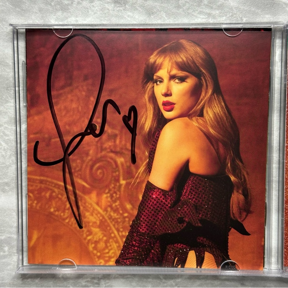 Taylor Swift The Life‎ of a Showgirl Signed CD Version 3